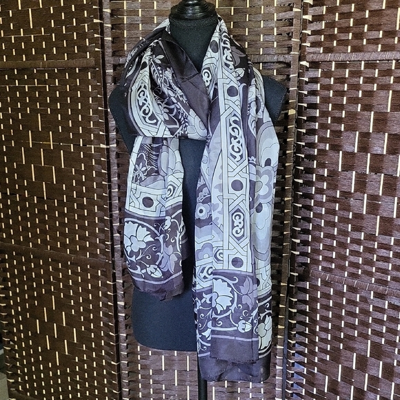 Elegant Black and White Patterned Shawl - Picture 7 of 8